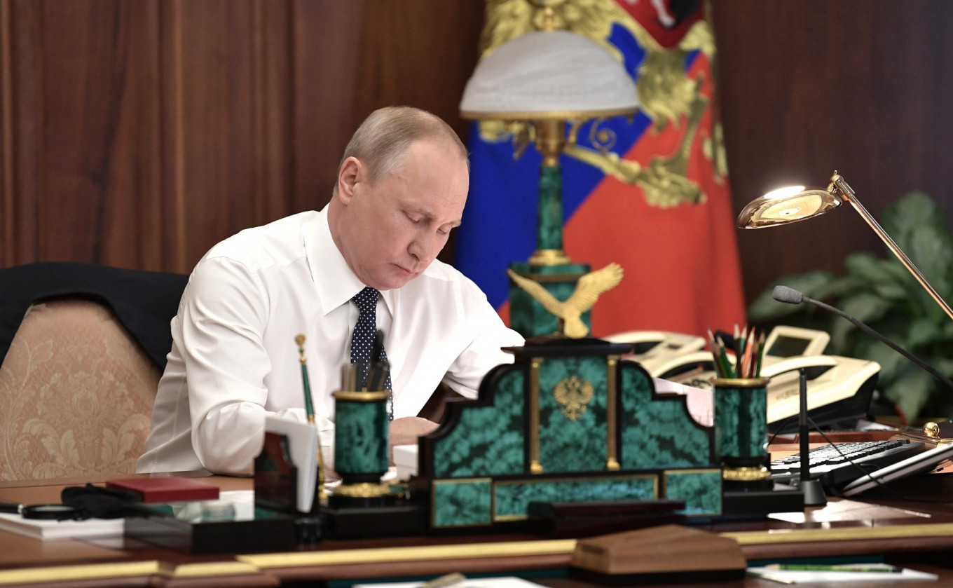 Putin Signs Law Suspending INF Disarmament Treaty