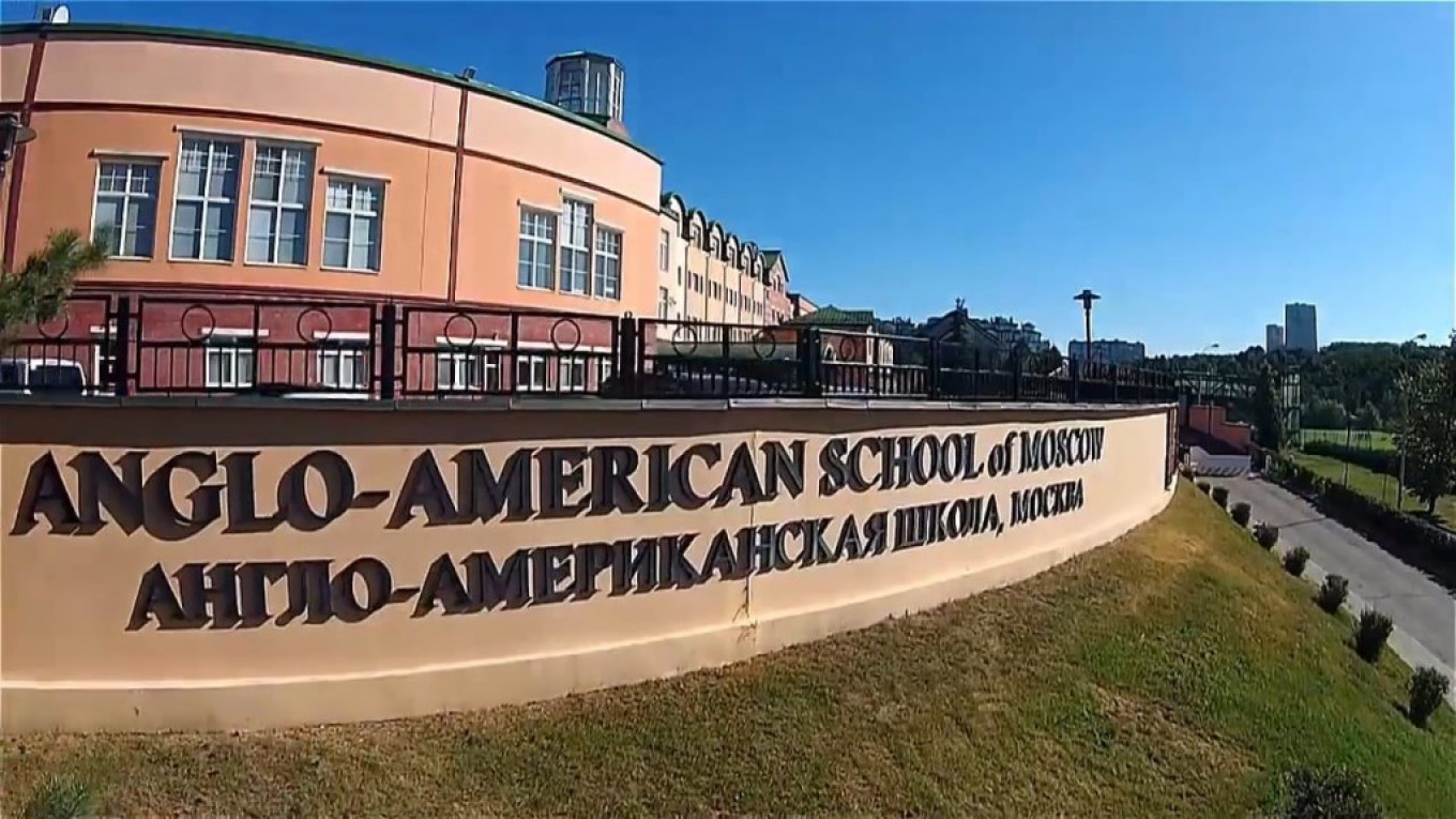 Russia Denies Visas to Anglo-American School Teachers