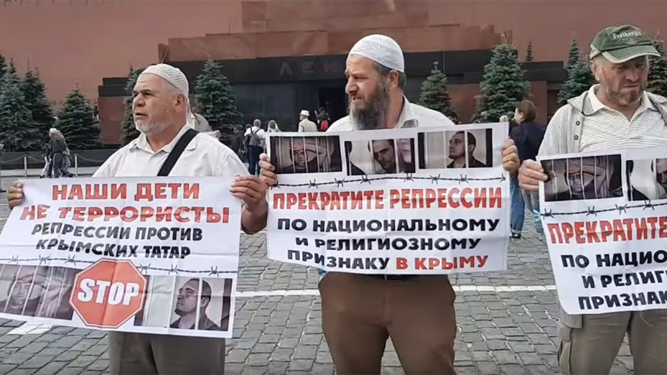 Russian Police Detain Crimean Tatar Protesters Outside Supreme Court