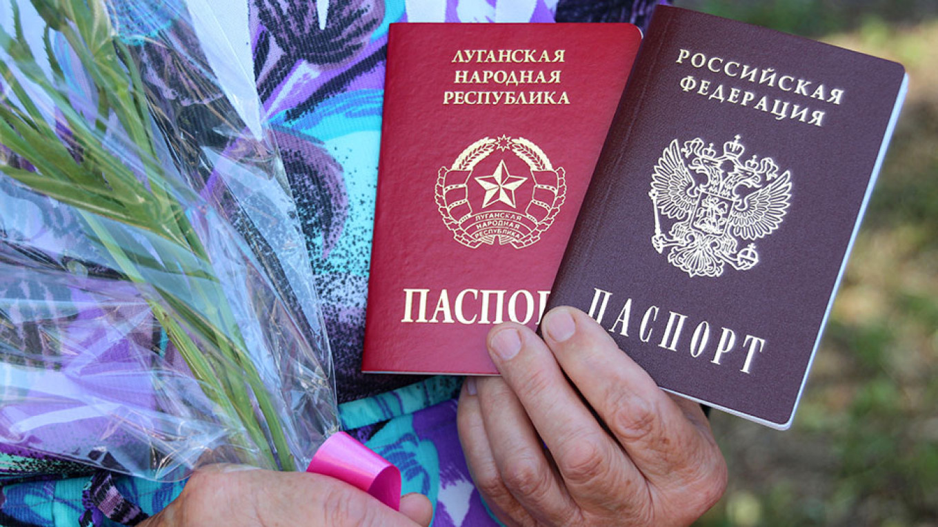 Russia’s Putin Extends Passport Offer to Ukraine Citizens