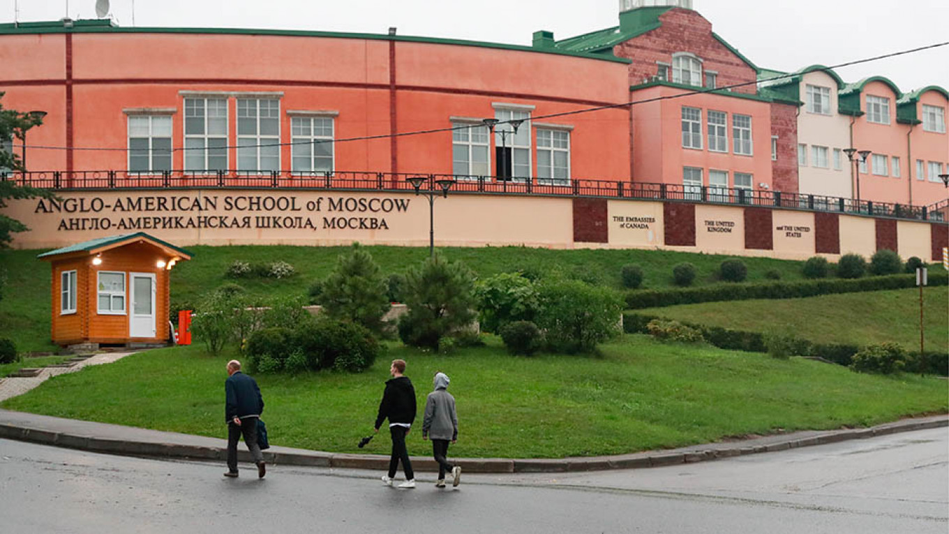 Russia to Grant Some Visas to U.S.-Embassy Backed Moscow School