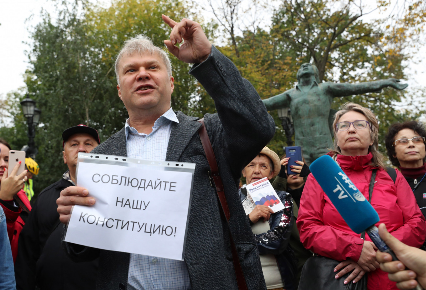 Russian Opposition Activists Picket for Free Elections