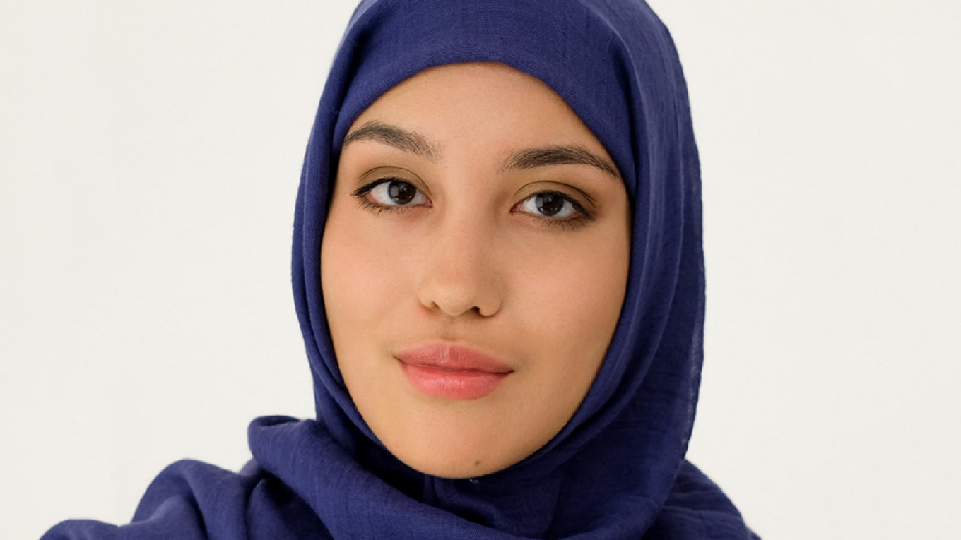 Jeans Retailer Becomes First Major Russian Brand to Feature Hijab-Wearing Model