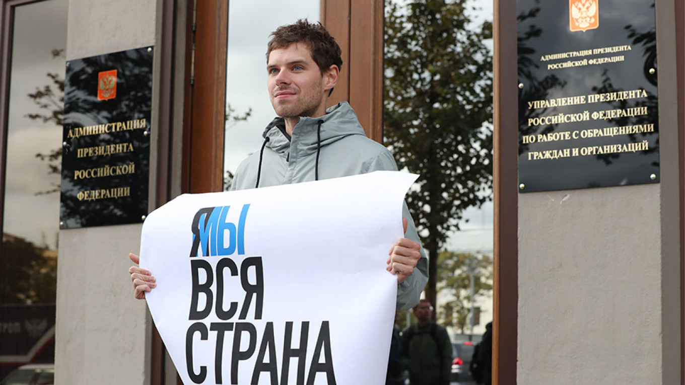 Muscovites Stage Single Pickets at Presidential Office in Support of Jailed Actor