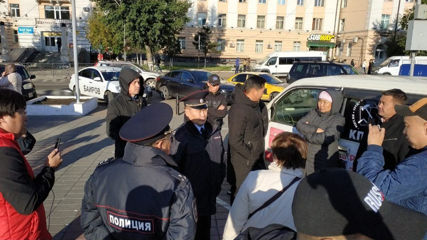 Russian Police Throw Smoke Bomb, Detain Protesters After Local Election in Far East