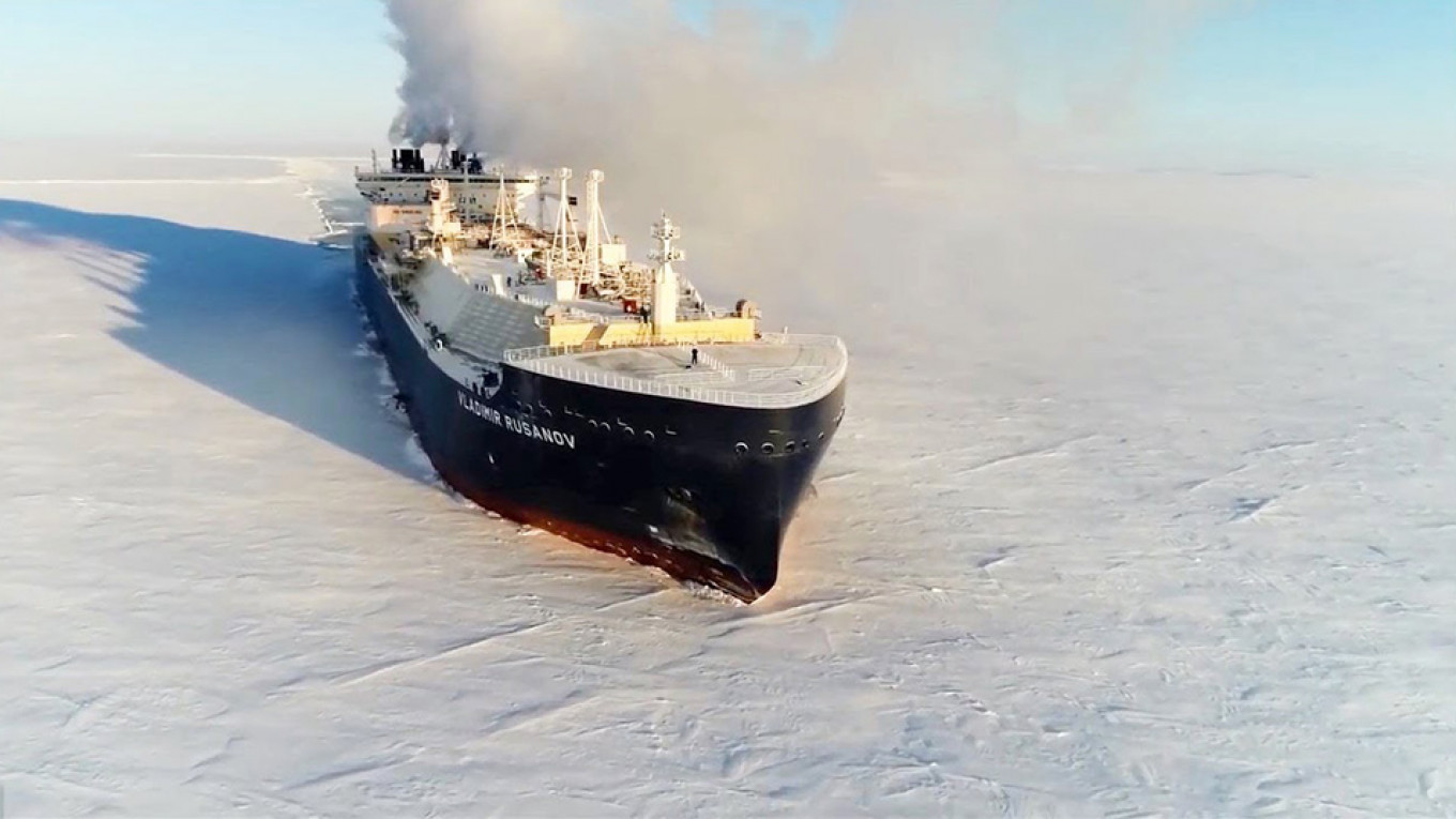 Powerful Fleet of LNG Tankers Sails Arctic Route to Asia as Ice Shrinks to Year’s Low