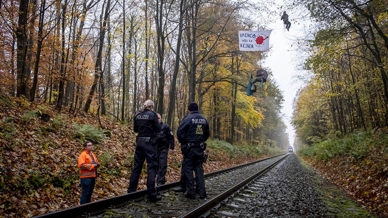 Activists Block Train Carrying German Radioactive Waste to Russia