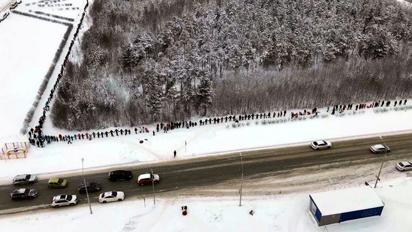 Hundreds Form Human Wall in Siberia to Protest Bus Terminal