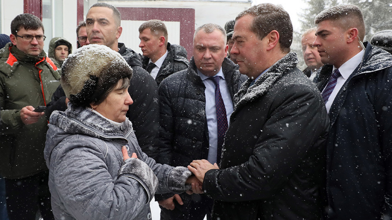 Kneeling Russian Pensioner Confronts Medvedev Over Hot Water Shutoff
