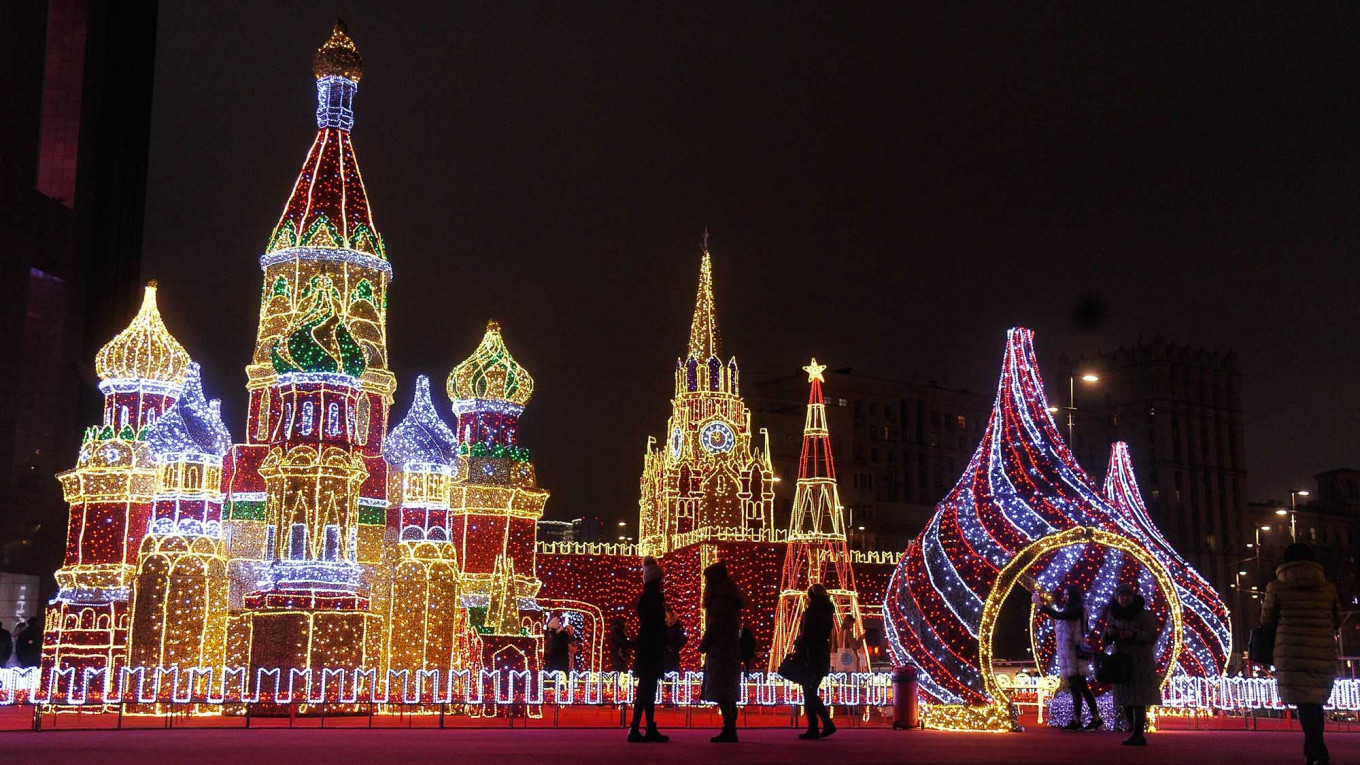 Moscow’s New Year Decorations Light Up the Winter Season