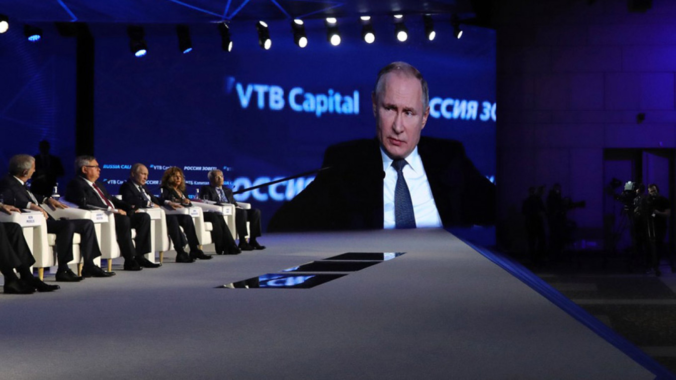 Putin Says Zero-Carbon Energy Will ‘Send Us Baсk to Caves’