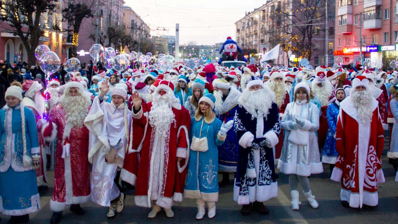 2,000 Russian Santa Clauses Are Coming to Town