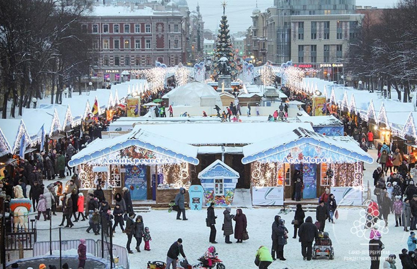 Новогодняя ярмарка в спб. Пионерская площадь Санкт-Петербург ярмарка. Санкт-Петербургская Рождественская ярмарка Пионерская площадь. Пионерская площадь ярмарка. Рождественская ярмарка на Пионерской площади.