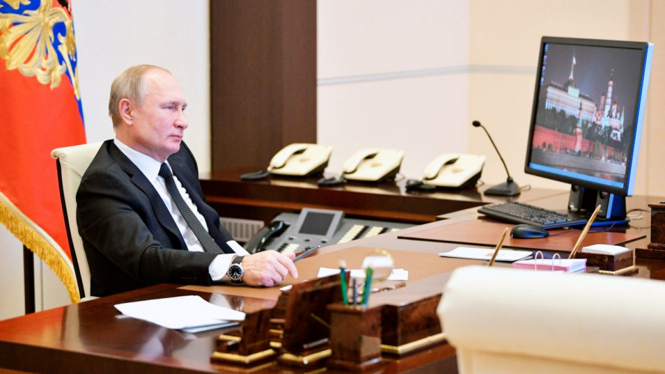 Putin Still Uses Obsolete Windows XP, Report Says