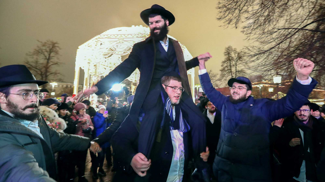 Russian Jews Сelebrate Hanukkah Across the Country