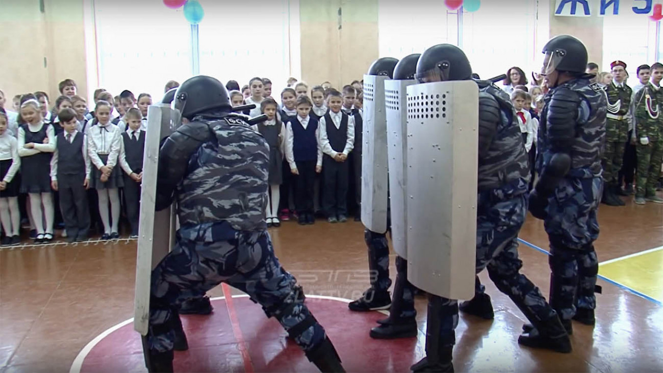Russian Special Forces Show Fifth-Graders How to Beat Crowds