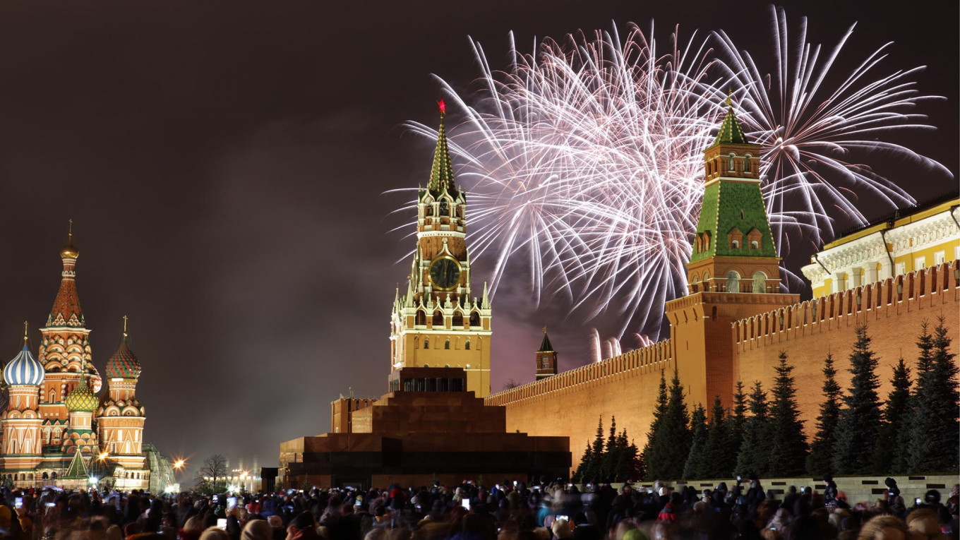 Russia Welcomes 2020 With Fireworks and Festivities