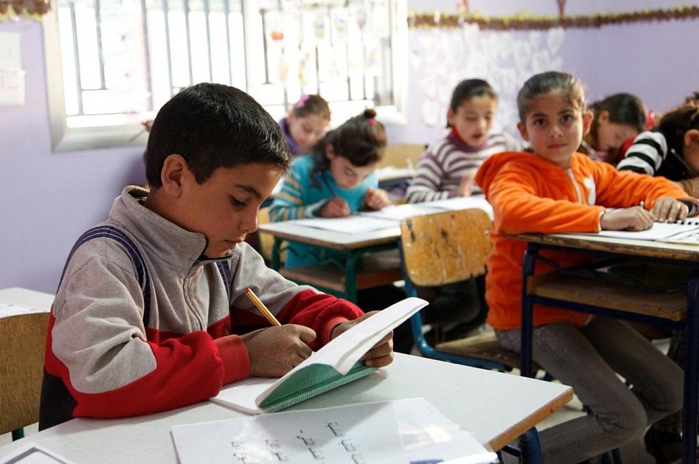 Thousands of Young Syrians Opt to Study Russian at School