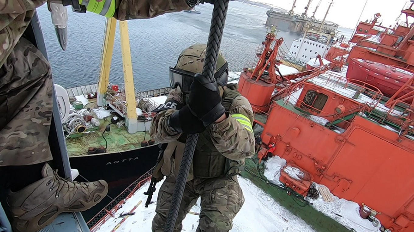 Murmansk Commandos Conduct Anti-Terrorism Drills Onboard Nuclear Icebreakers