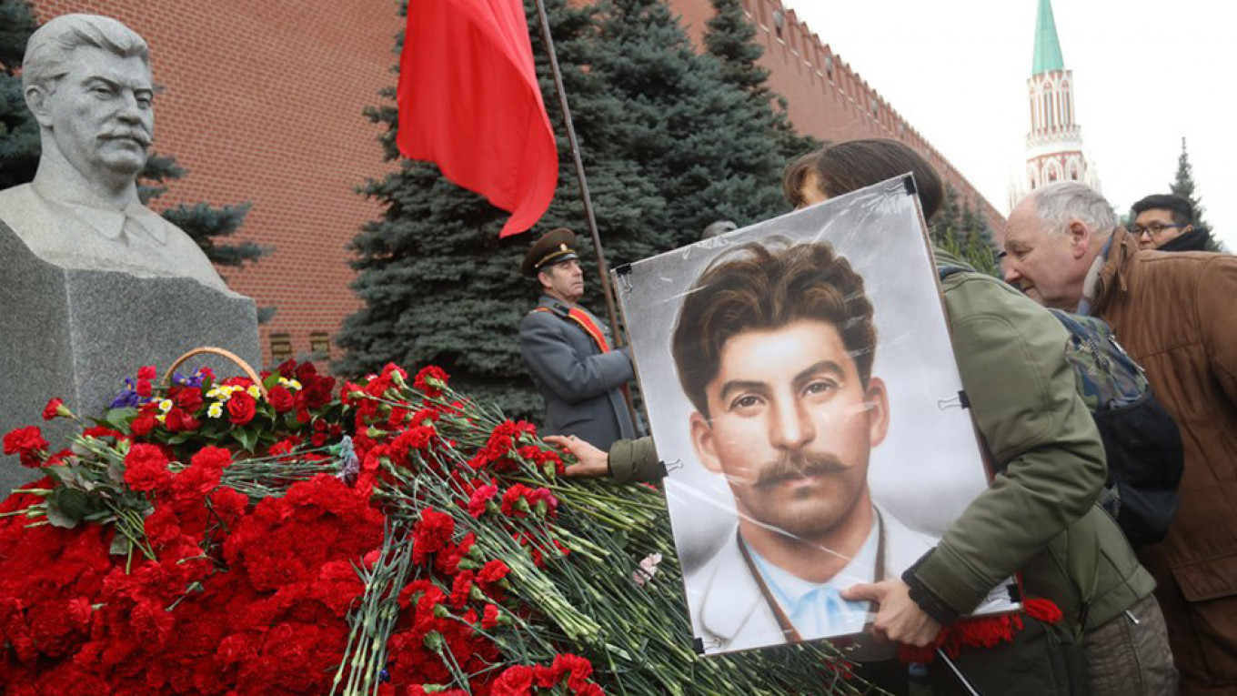 Putin Keeps Stalin’s Crimes Under Wraps in WWII Battle With West