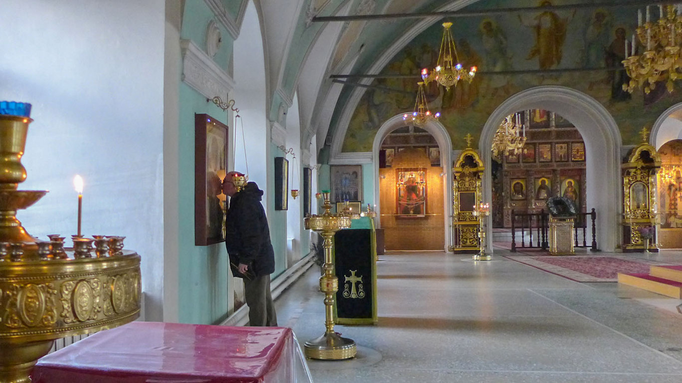 Russia’s Orthodox Church Sticks to Its Traditions Despite Coronavirus Threat