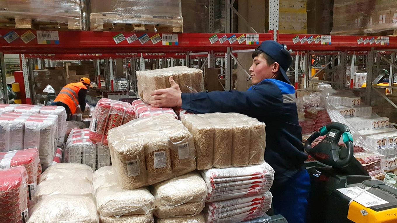 Russia’s Supermarkets Defy Gloomy Corporate Outlook