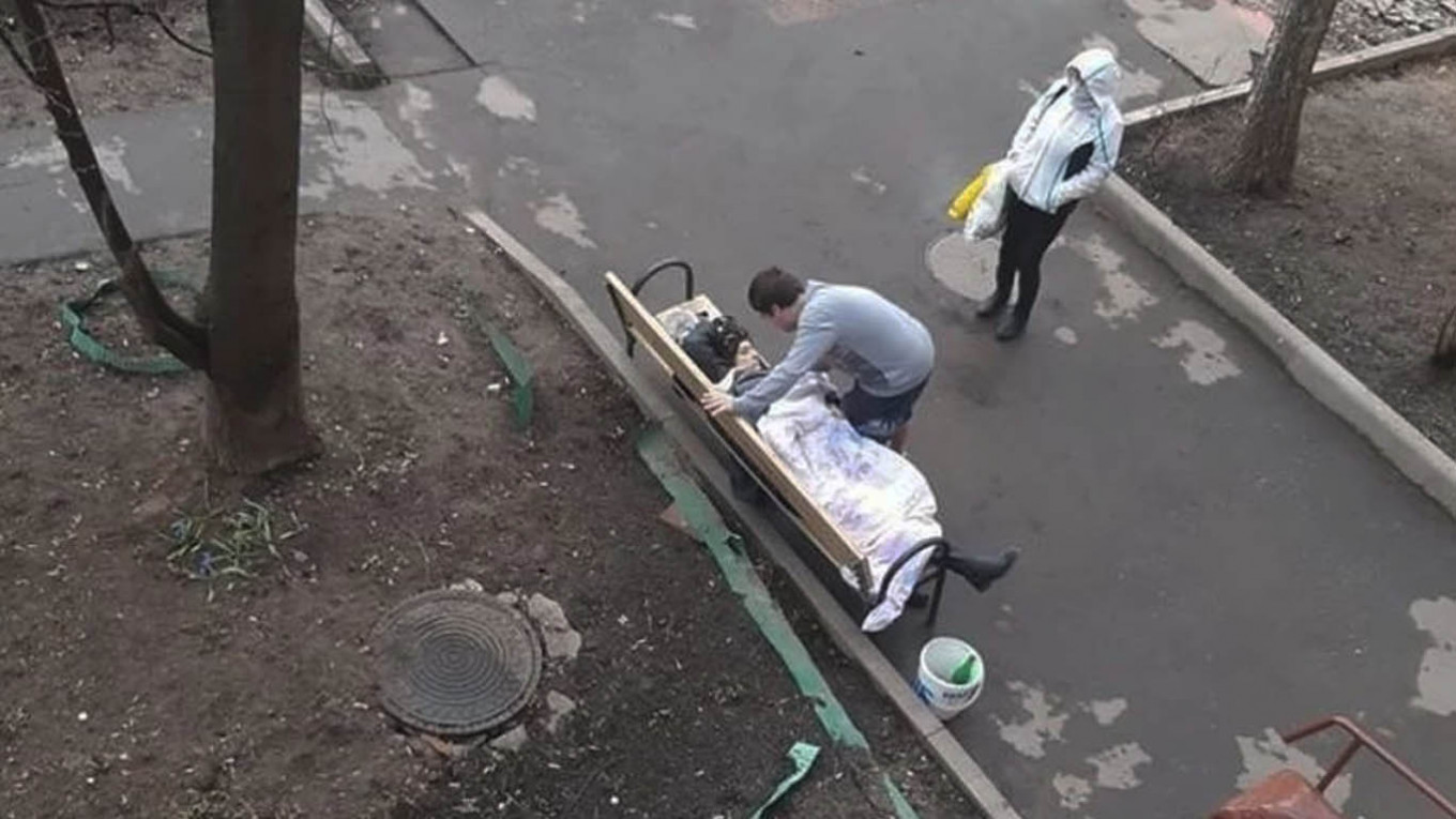 Moscow Woman Dies on Street Bench After Negative Coronavirus Test