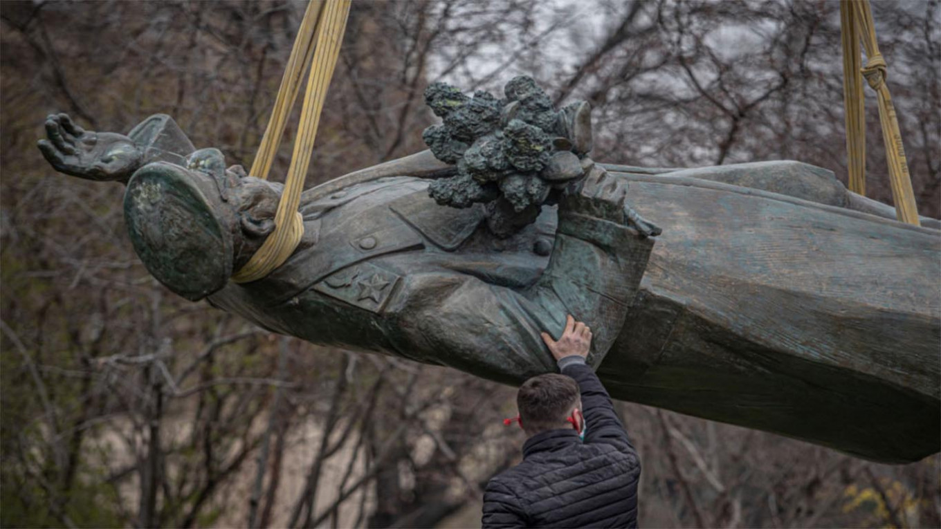 Russia Opens Probe After Prague Removes Soviet Statue