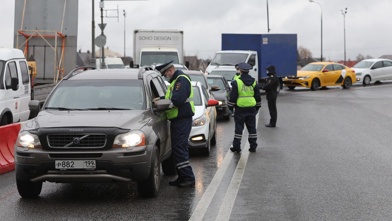 Traffic Jams, Large Queues Mark First Day of Moscow’s Coronavirus Travel Passes