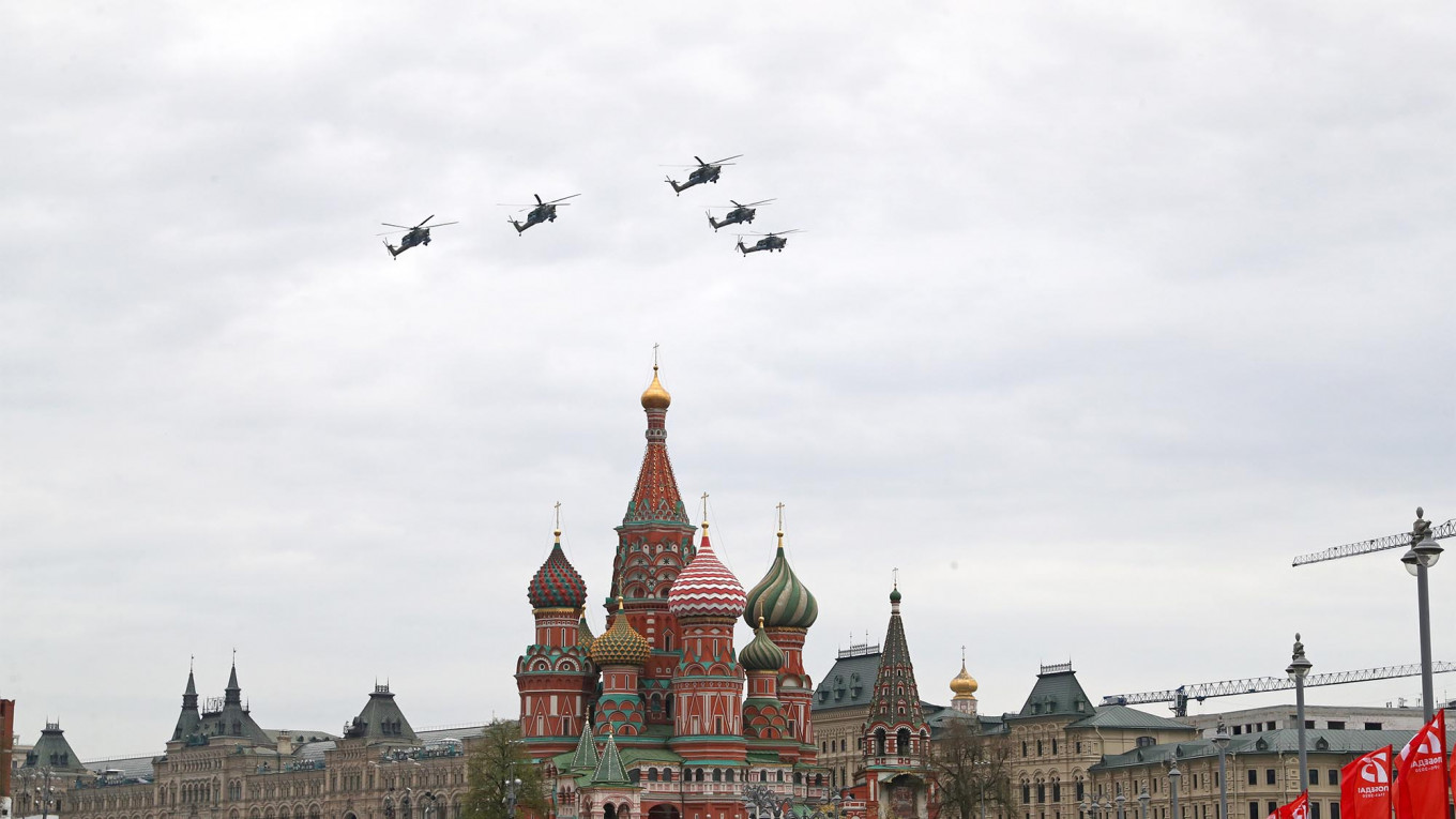 In Photos: Military Planes Fly Over Moscow in V-Day Rehearsal