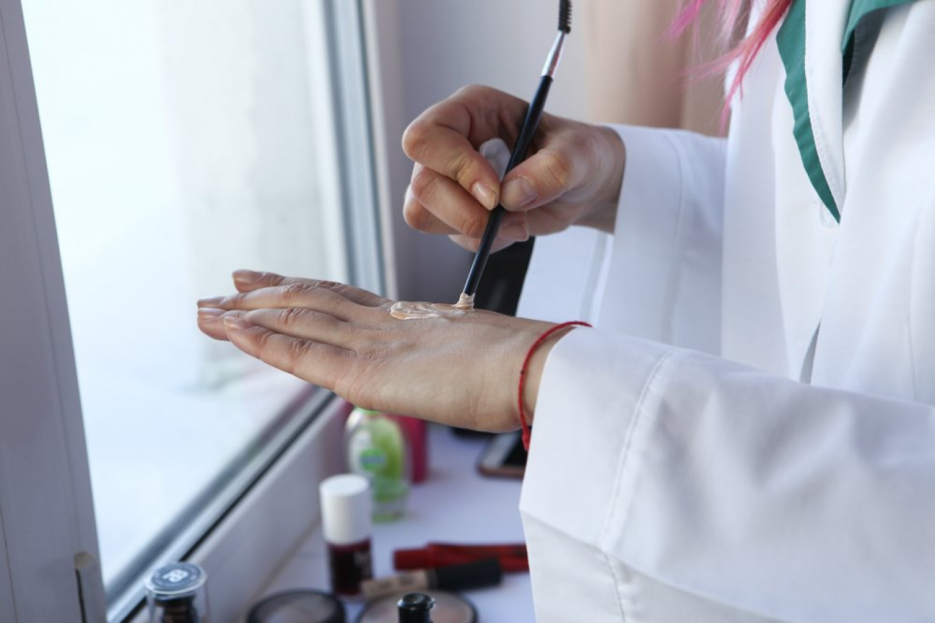 Moscow Makeup Artist Sees Clients Despite Coronavirus Infection
