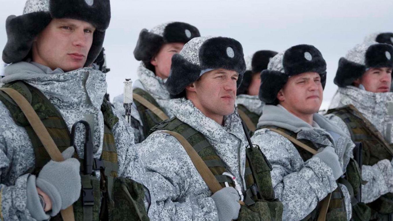 Russian Paratroopers Jump at 10K Meters Over Arctic Base