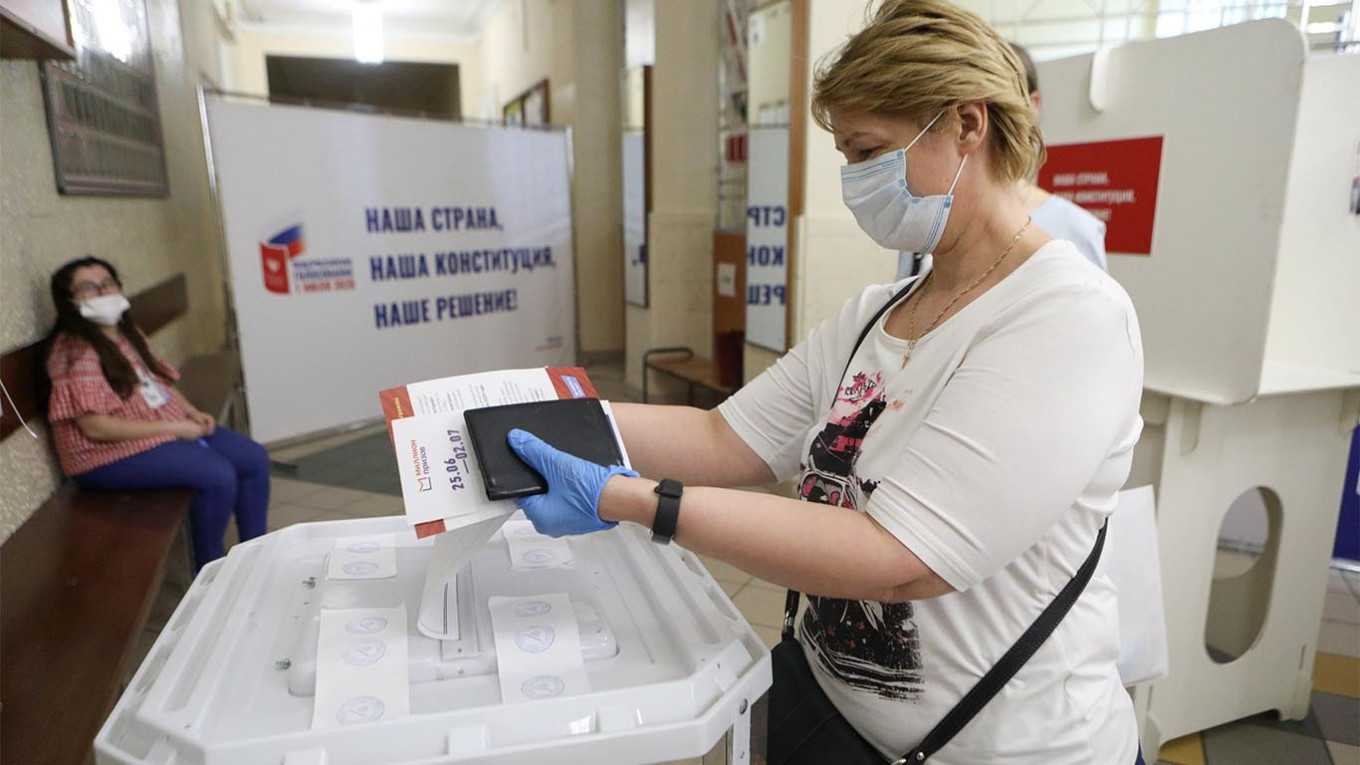 Exit Poll Shows Russians Strongly Backing Constitution Reforms
