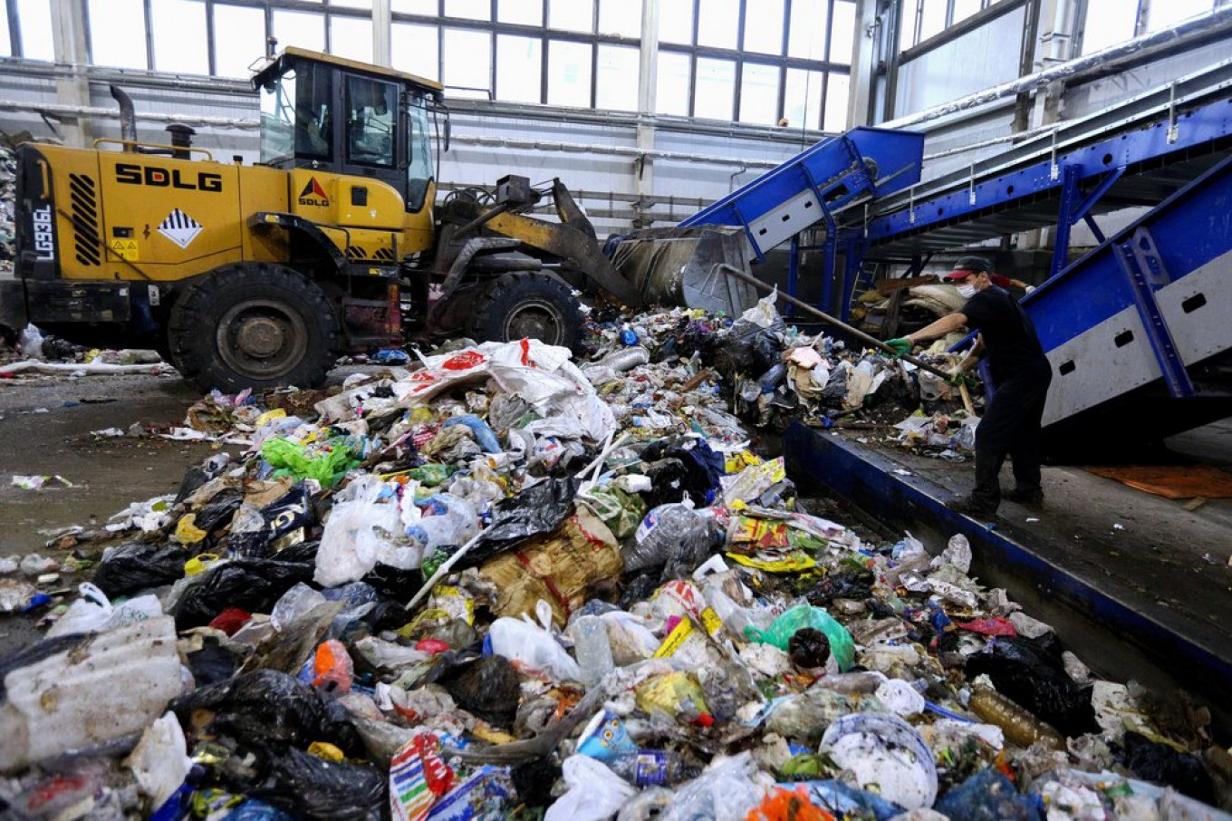 Northern Russian Province Dumps Controversial Moscow Trash Landfill