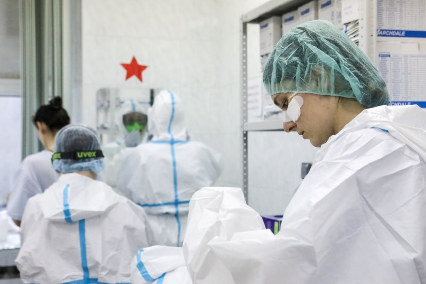 Russia’s Coronavirus Cases Pass 613K as Constitutional Vote Begins