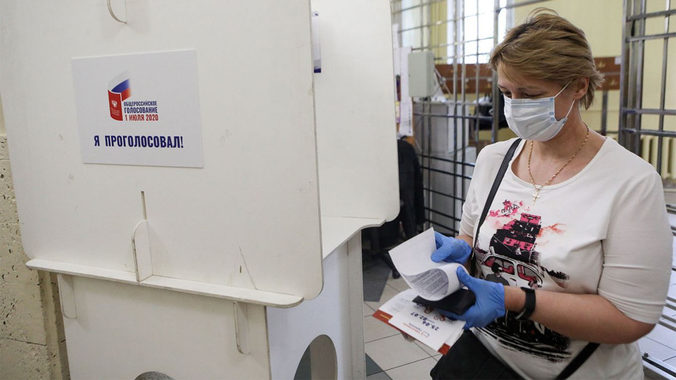 Coronavirus-Infected Moscow Election Official Administered Vote on Putin Reforms – Reports
