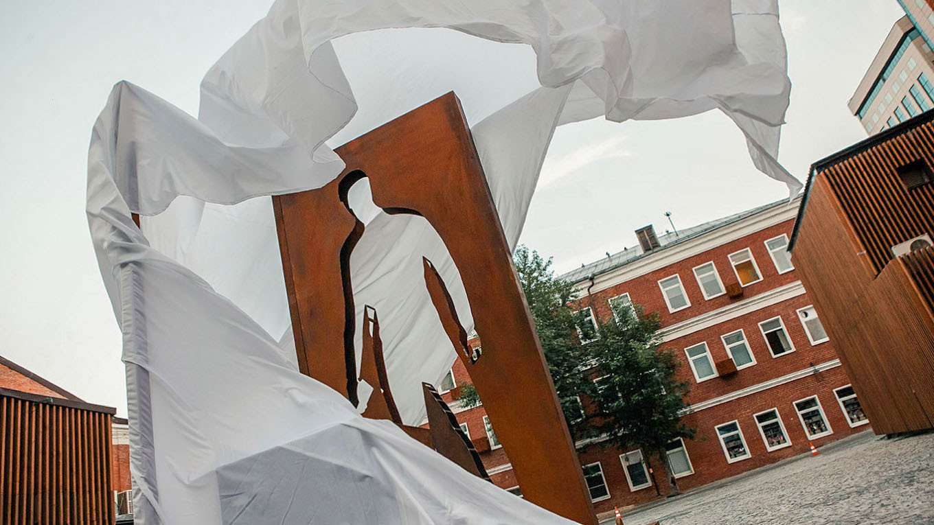 Moscow Honors Delivery Workers With a Monument