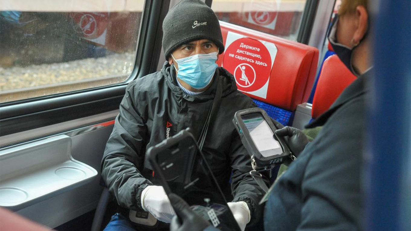 Moscow Lifts Outdoor Mask Requirements as New Coronavirus Cases Slow