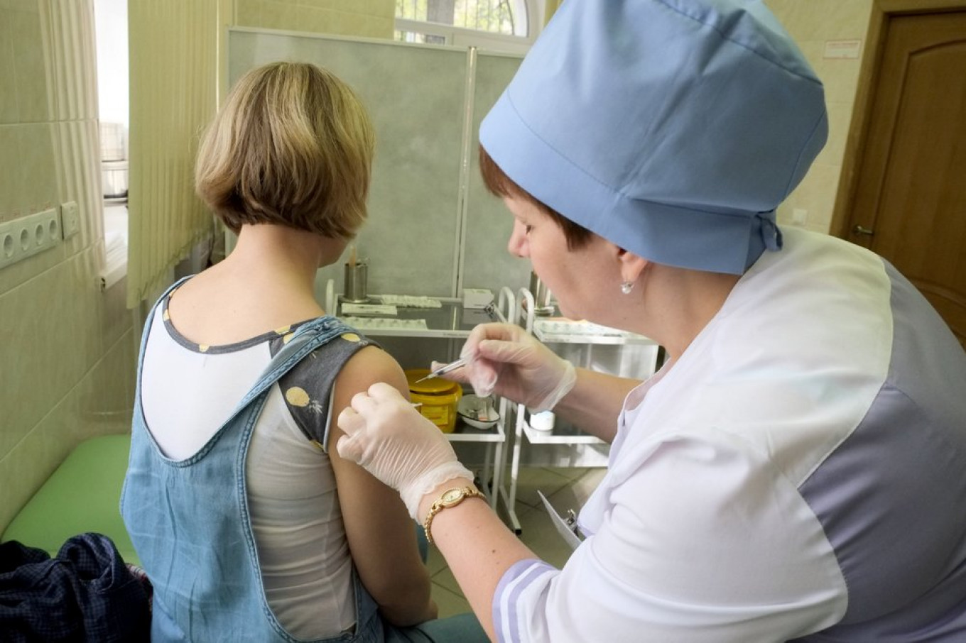 1 in 2 Russian Doctors Distrust New Coronavirus Vaccine – Poll