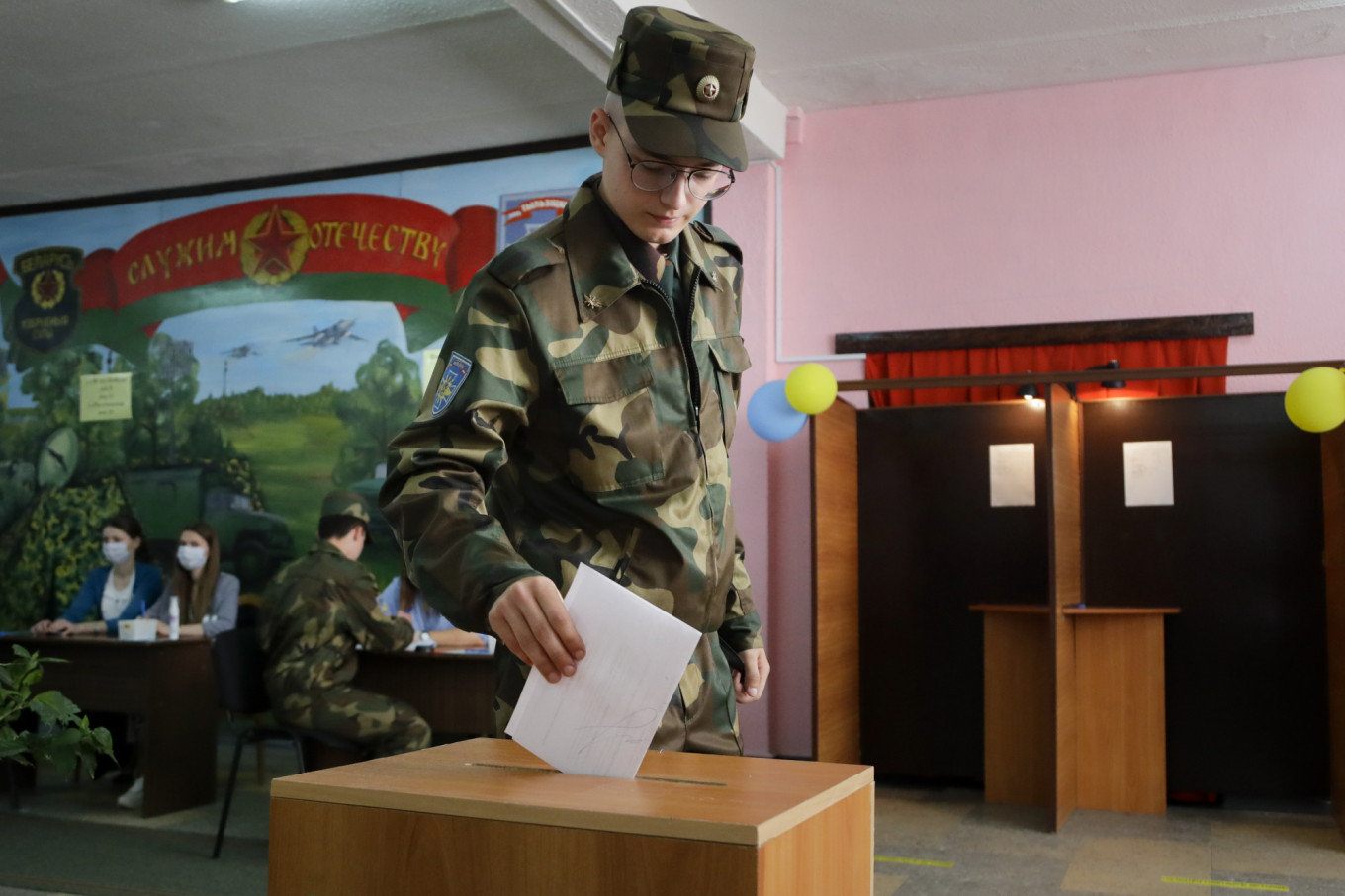 Belarus Strongman Faces Surprise Challenge in Tense Vote