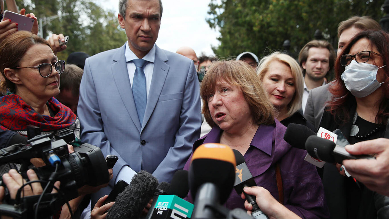 Nobel Laureate Alexievich Refuses to Answer Belarus Investigators