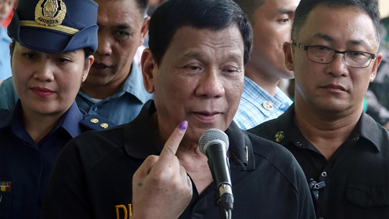 Philippines’ Duterte Says Will Be Russia Vaccine ‘Guinea Pig’ as Talks Begin