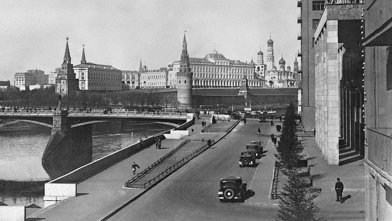 Photo Exhibition Showcases Scenes From Soviet Moscow