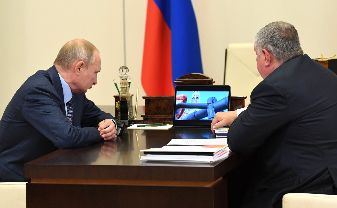 Rosneft Head Gifts Putin With Bottle of Arctic Oil
