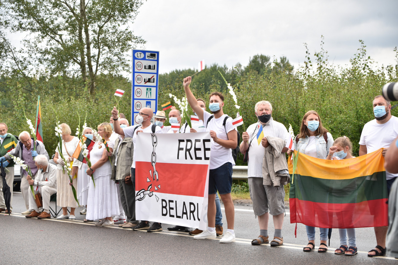 Tens of Thousands in Lithuania Form Human Chain for Belarus