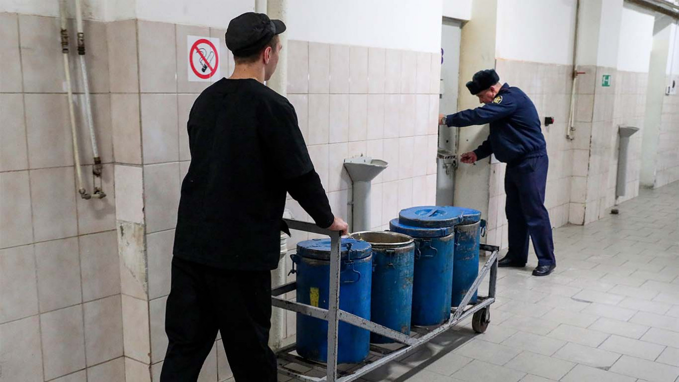 6 Convicts Tunnel Out of Russian Prison