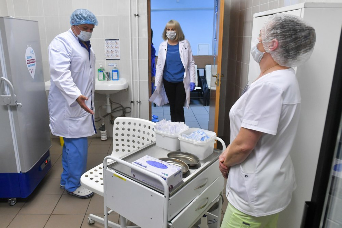 Russia Considers Stripping Coronavirus Bonuses From Medics Who Refuse Vaccine – Reports