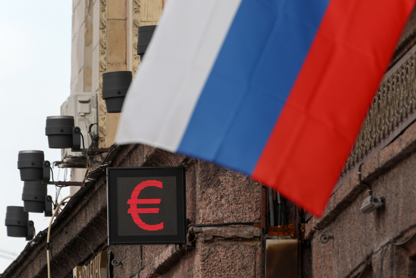 Russian Ruble Tumbles on Second Wave Fears