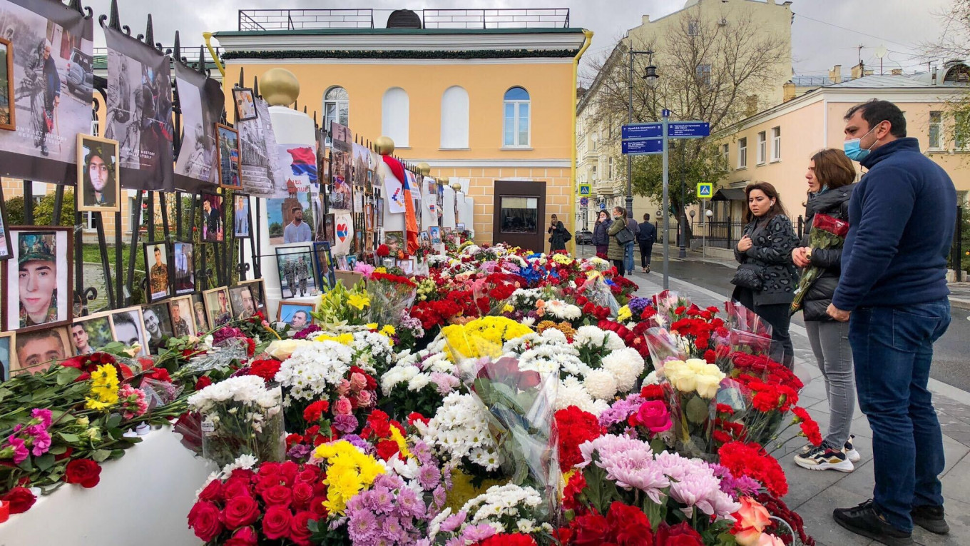 Armenians and Azerbaijanis in Moscow Pay Tribute to Karabakh Victims