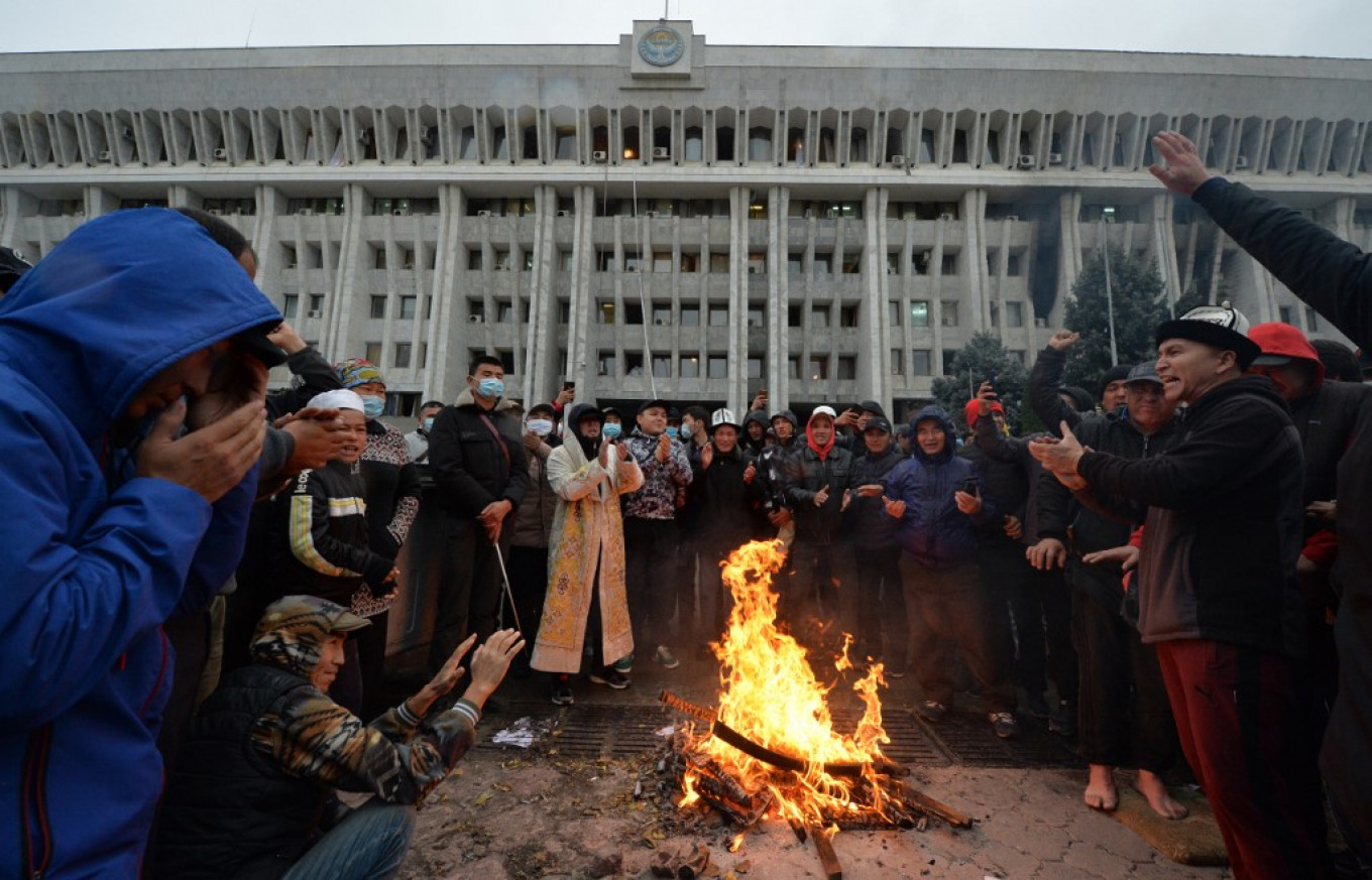 Kyrgyz Protesters Take Government House, Free Ex-Leader After Post-Vote Clashes